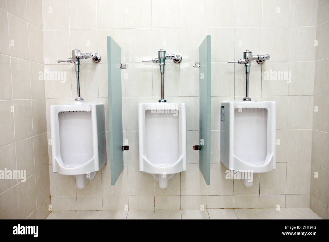 La imagen se centran los urinarios en los baños de hombres. Foto de stock