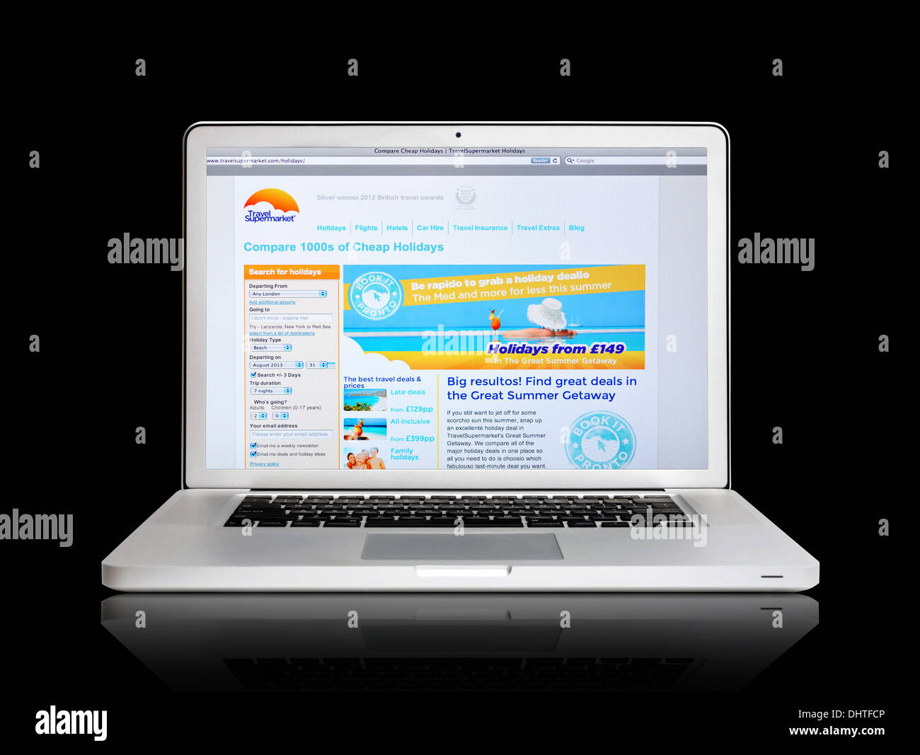 Sitio web TravelSupermarket en la pantalla de un ordenador portátil Foto de stock