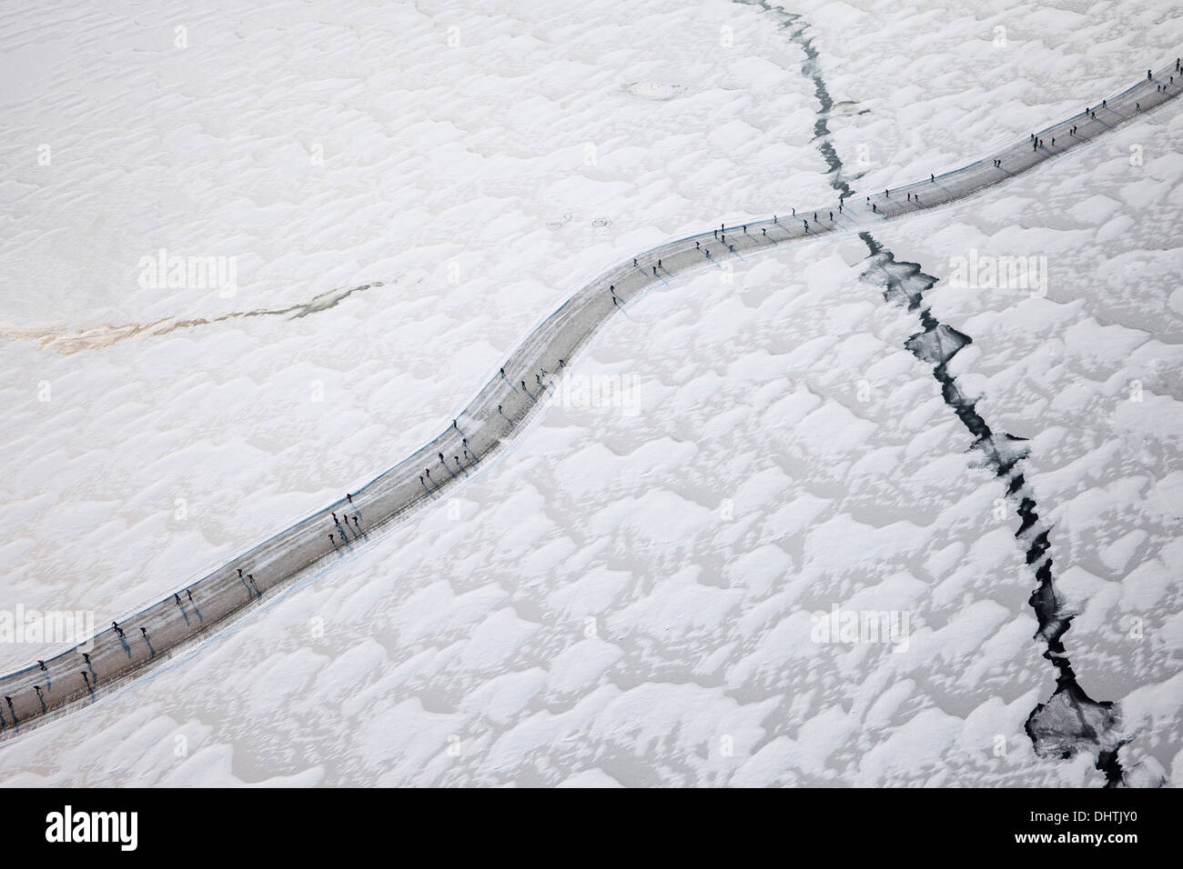 Países Bajos, Loosdrecht, gente patinar sobre hielo en lagos congelados llamados Loosdrechtse Plassen. Antena Foto de stock