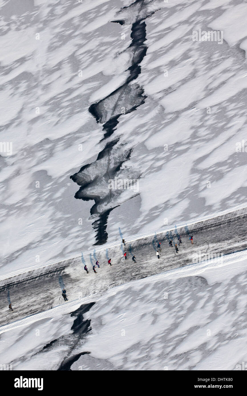 Países Bajos, Loosdrecht, gente patinar sobre hielo en lagos congelados llamados Loosdrechtse Plassen. Antena Foto de stock