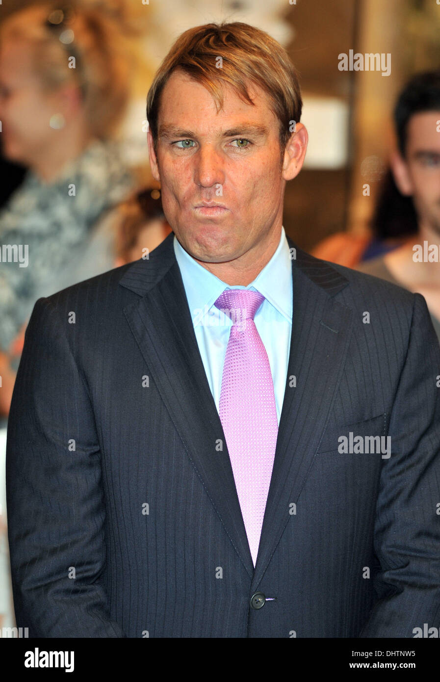 Shane Warne asiste novia Elizabeth Hurley lanza su nueva colección de ropa cama en casa de Fraser, el centro comercial Westfield. Londres, Inglaterra - 23.05.12 Fotografía de stock - Alamy