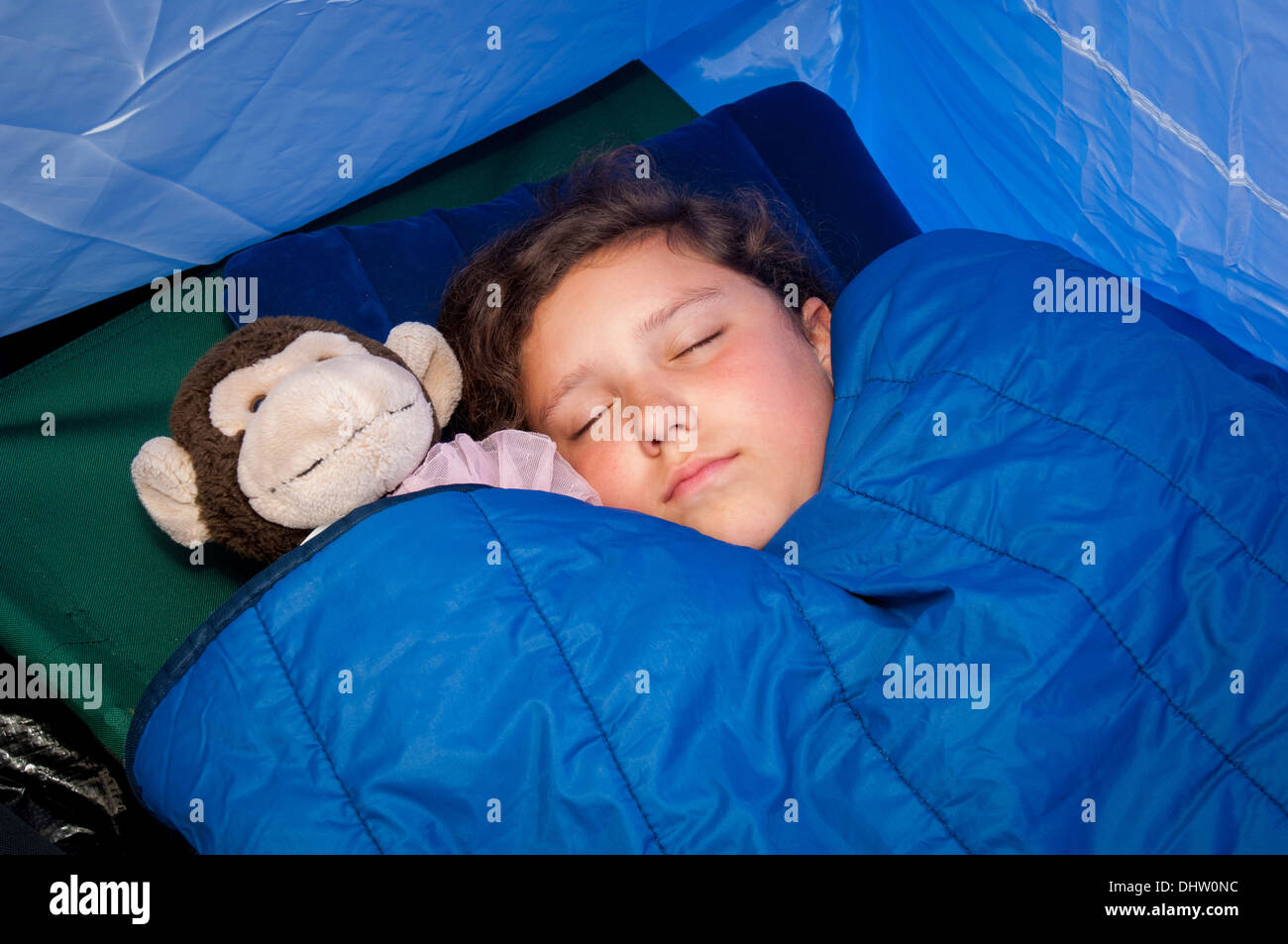Niña dormida en saco de dormir con peluche en tienda Fotografía de stock -  Alamy