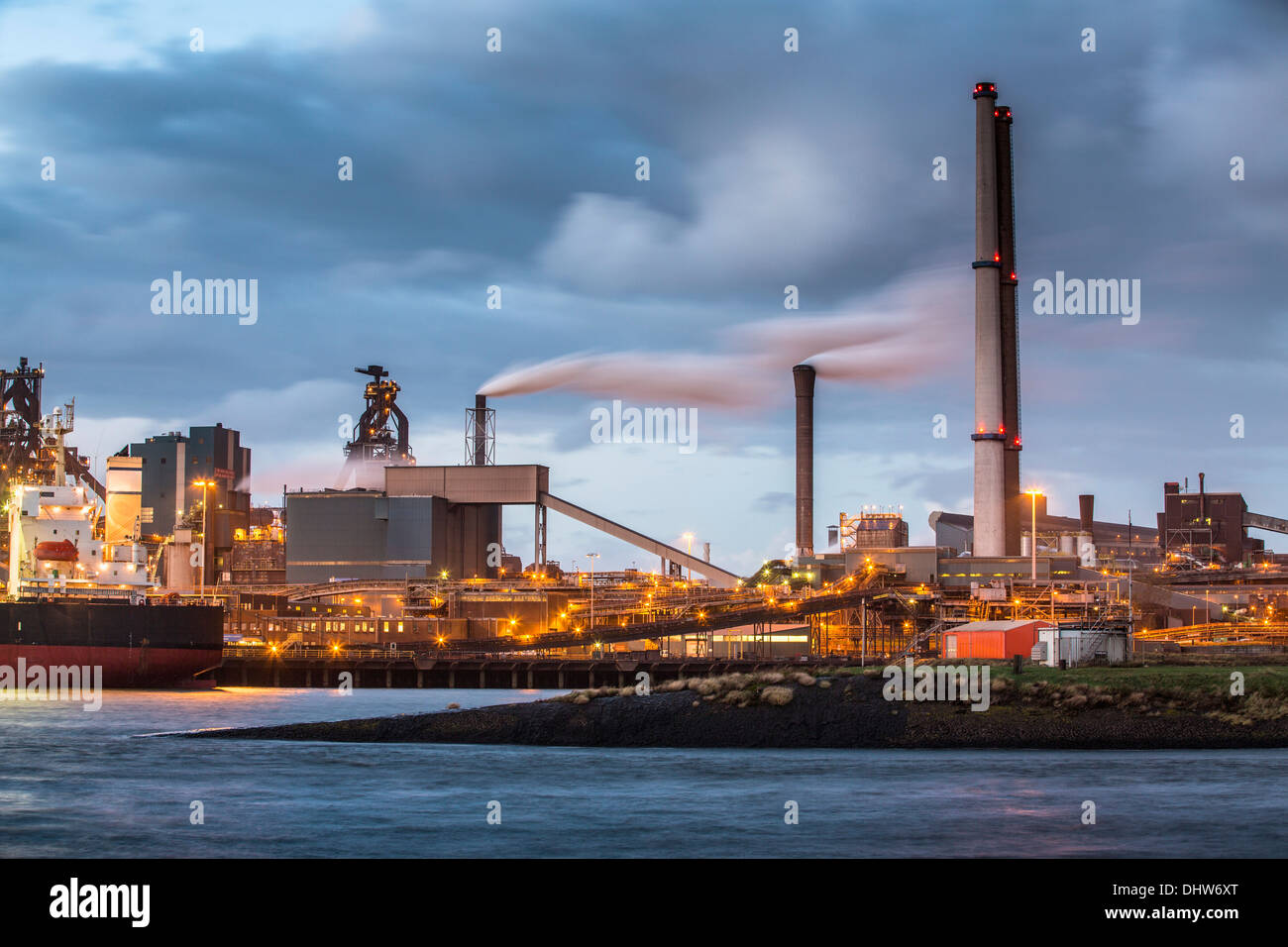 Países Bajos, IJmuiden, Tata fábrica de acero, altos hornos. Crepúsculo Foto de stock