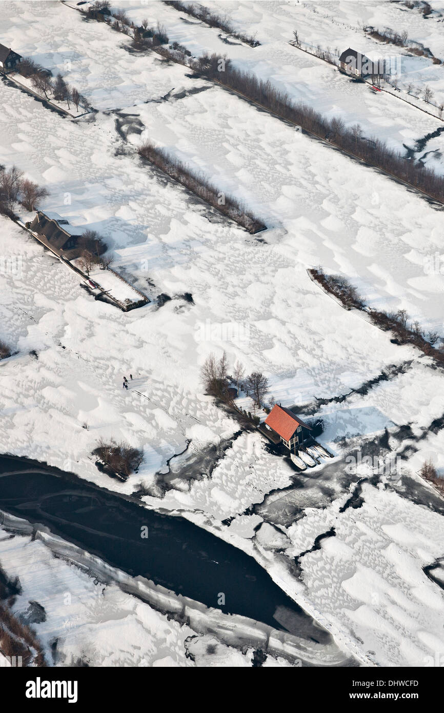 Países Bajos, Breukelen, Invierno, casa de vacaciones cerca de lagos congelados llamados Loosdrechtse Plassen. Antena Foto de stock