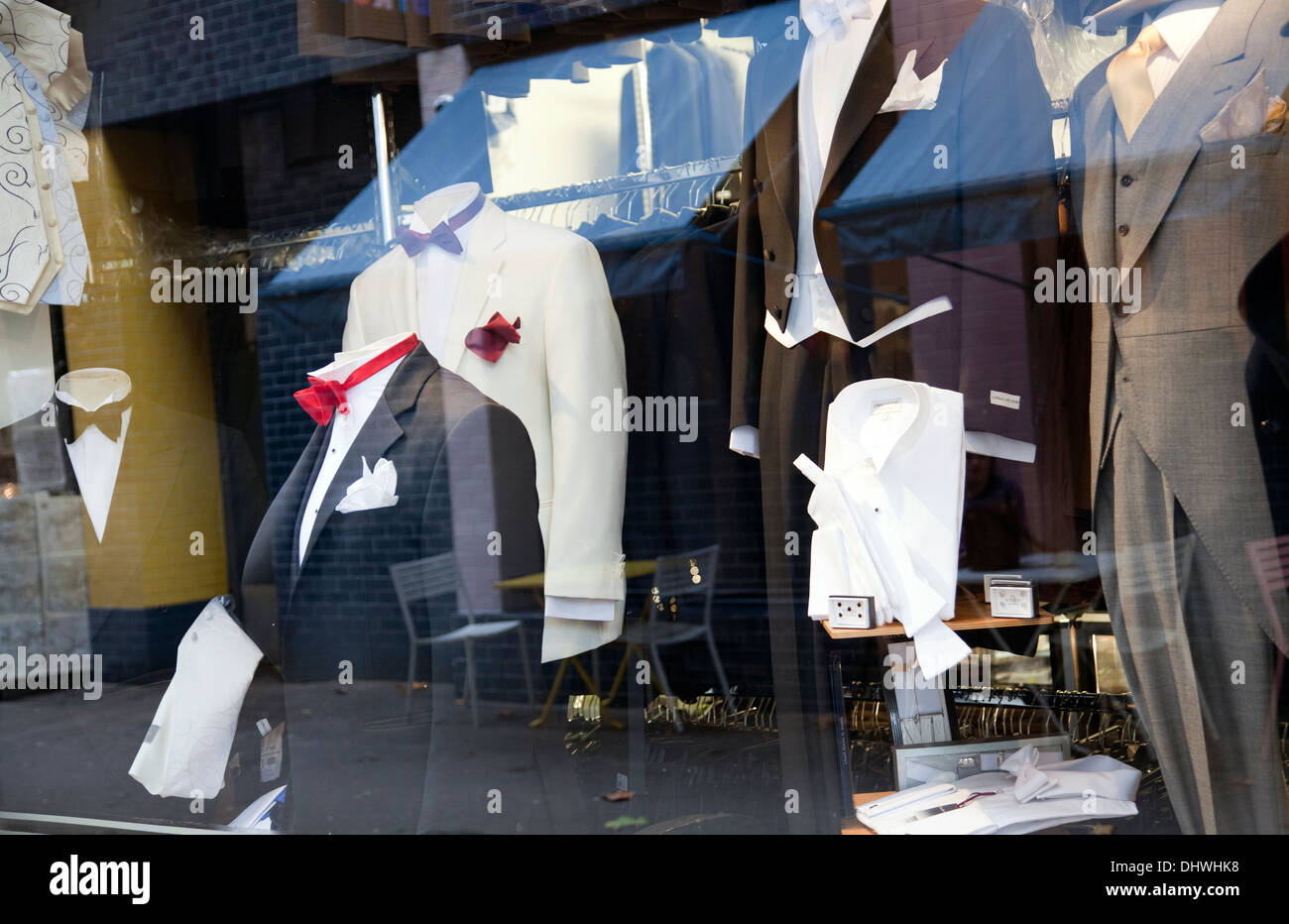 Alquiler de ropa formal escaparate en Charing Cross Road en Londres, Gran  Bretaña Fotografía de stock - Alamy