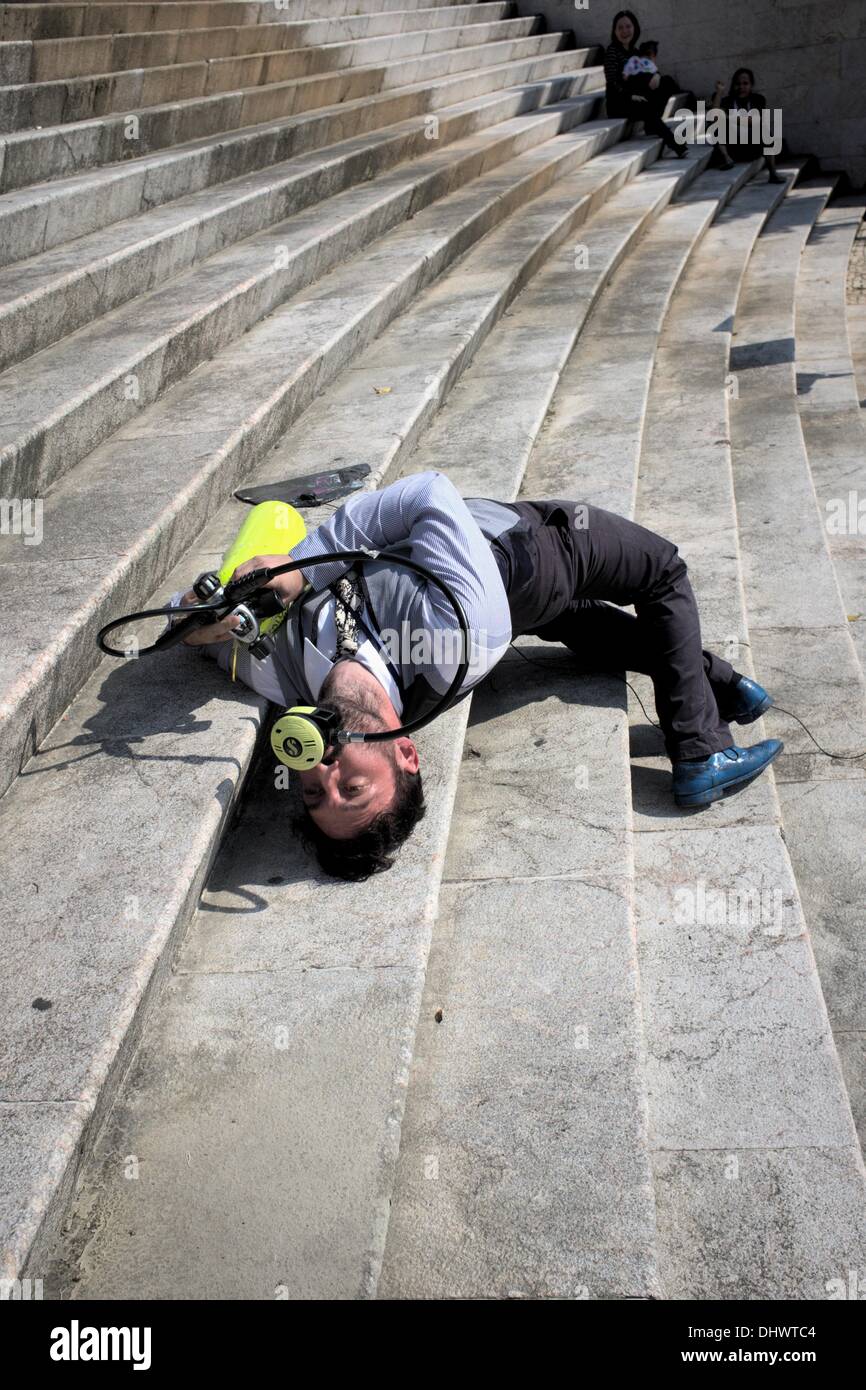 Hombre con tanque de oxígeno se derrumba en Macao Fringe Festival Foto de stock