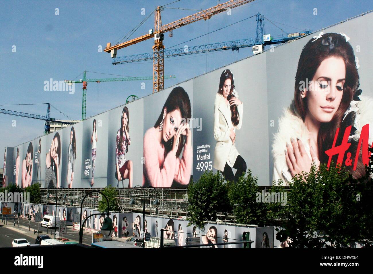 Lana del Rey es ofrecido en una campaña publicitaria de H&M que se  encuentra en exhibición en Bikini-Haus que está actualmente en renovación  en Wilmersdorf. Berlin, Alemania - 18.09.2012 Fotografía de stock -