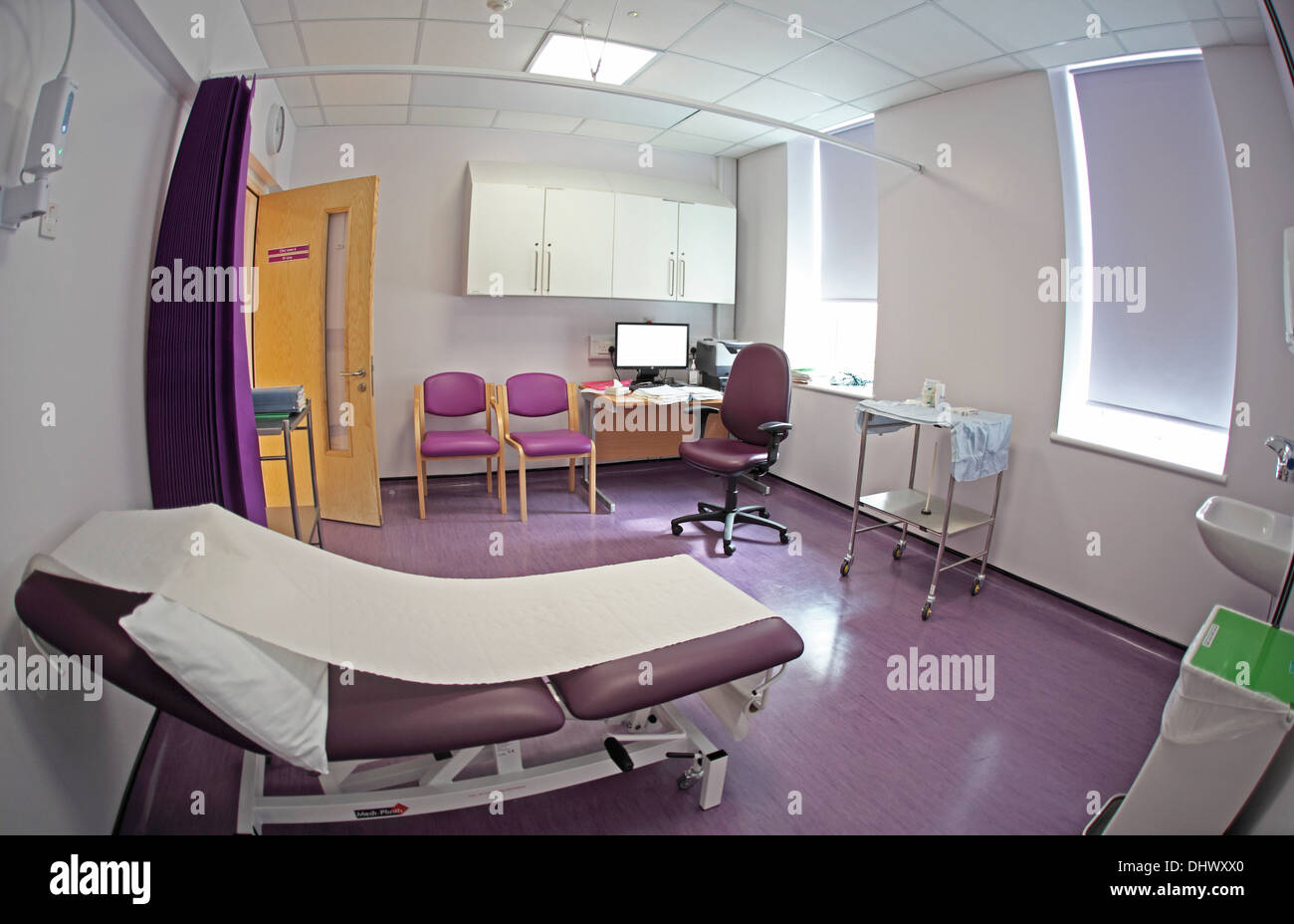 Una sala de tratamiento en un hospital de Londres del sur recién reformado Foto de stock