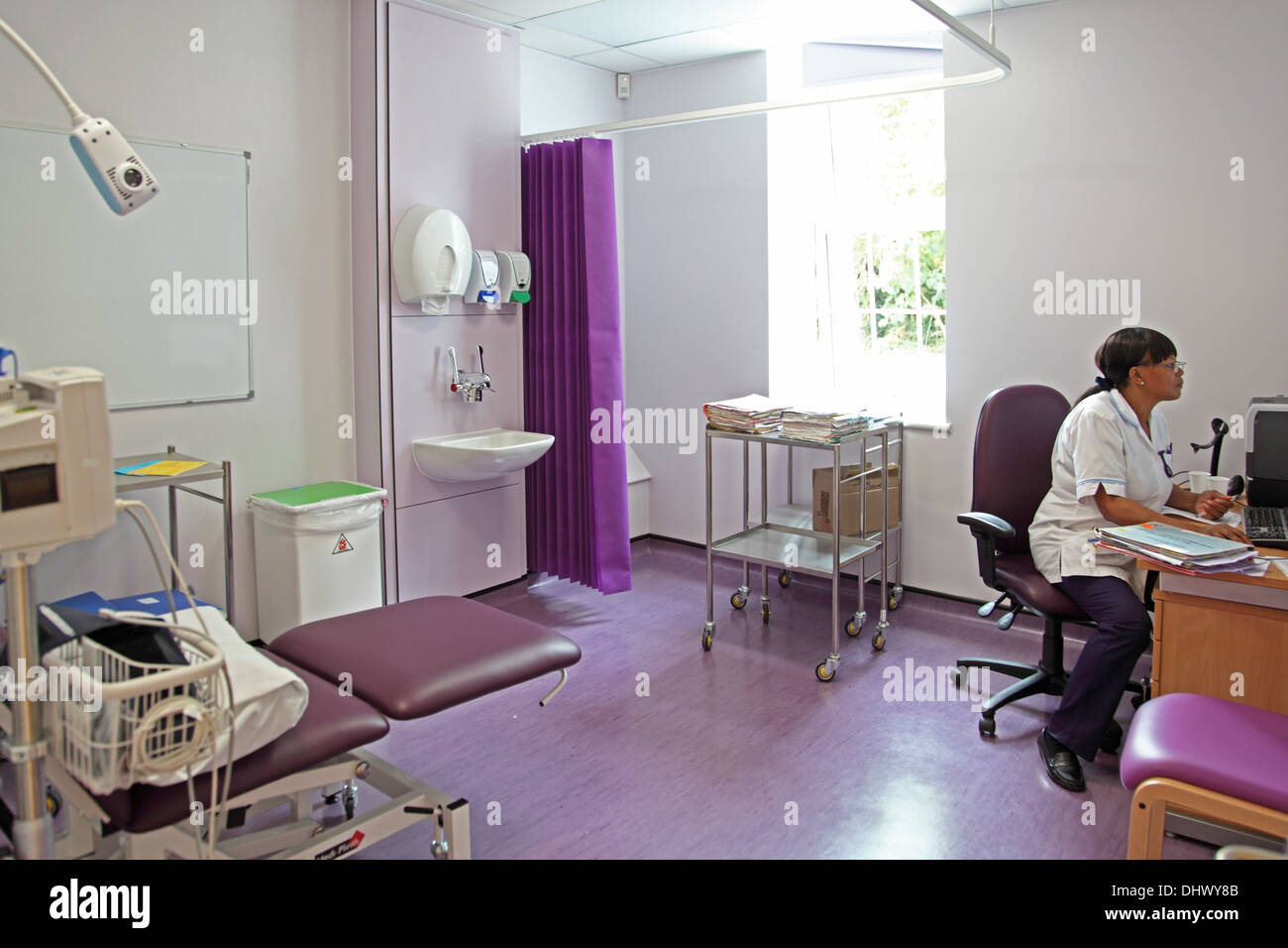 Una enfermera trabaja en un hospital recién reformado la sala de tratamiento. Londres, Reino Unido Foto de stock