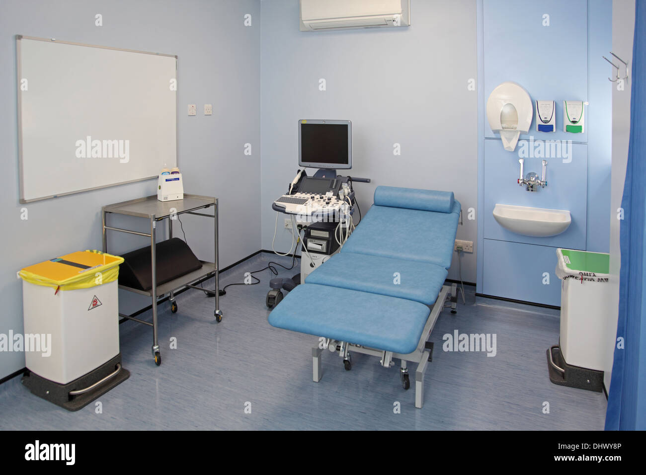 Un ultrasonido sala de tratamiento en un hospital de Londres recién reformado Foto de stock