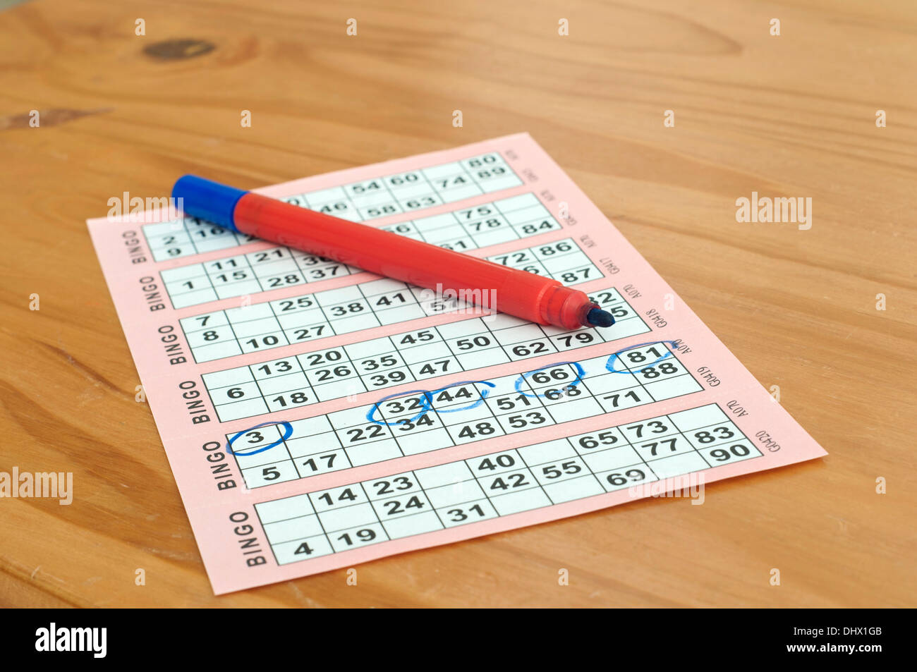 Tarjeta de bingo y bolígrafo sobre una tabla Foto de stock