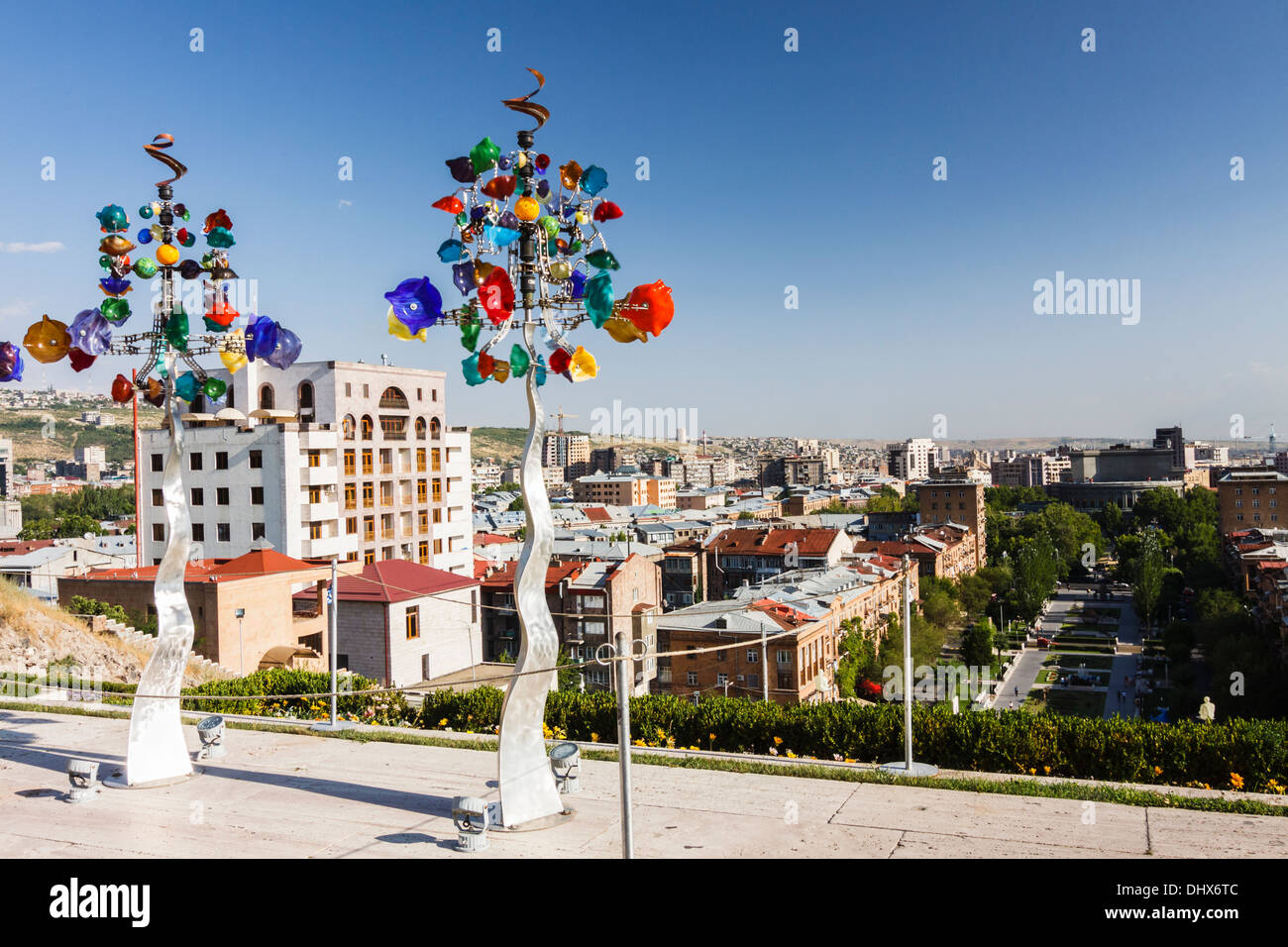 Esculturas de arte moderno en la cascada monumento en Yerevan, Armenia Foto de stock