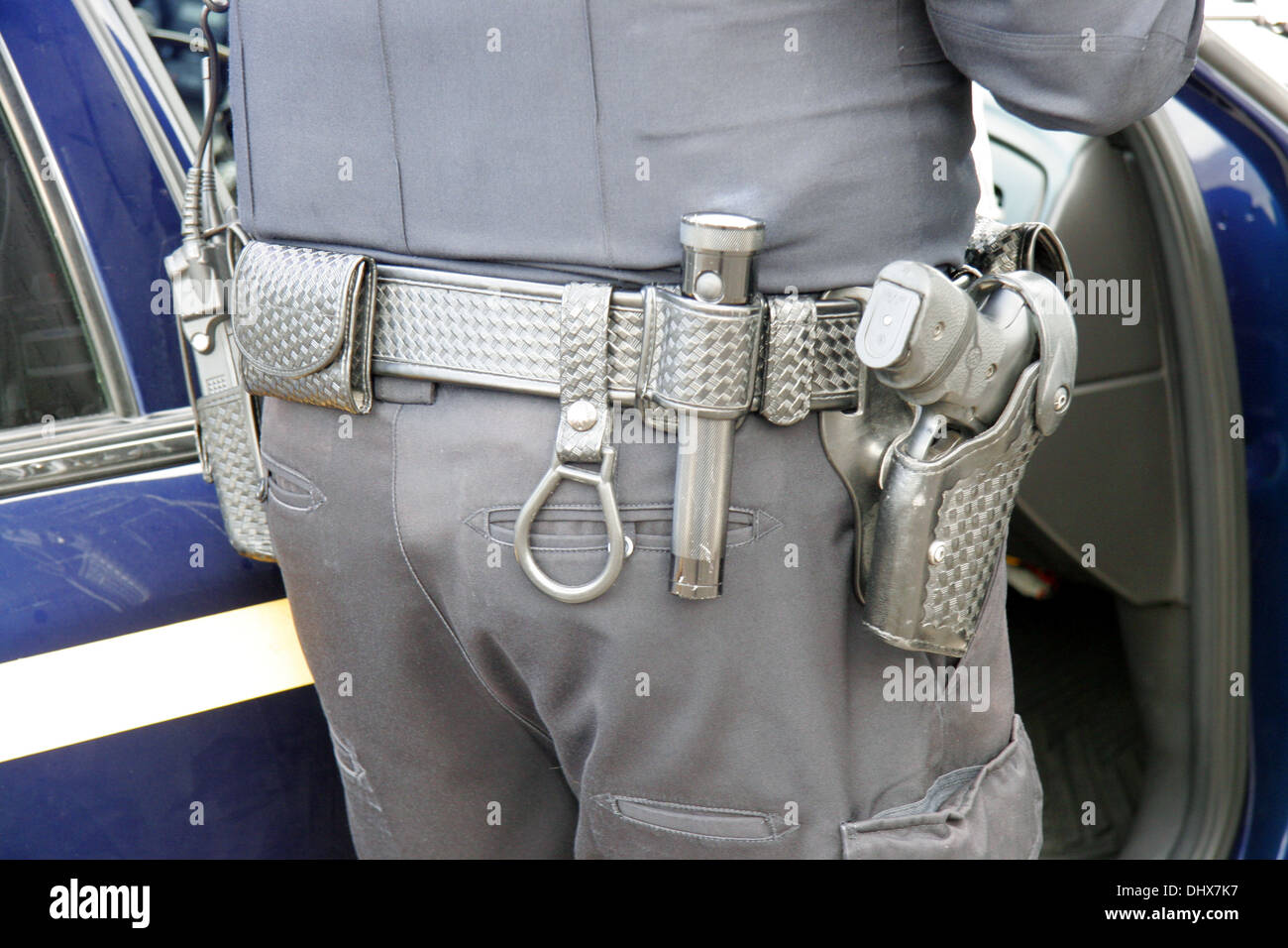 Oficial de policía, con cinturón de Foto de stock 573809812