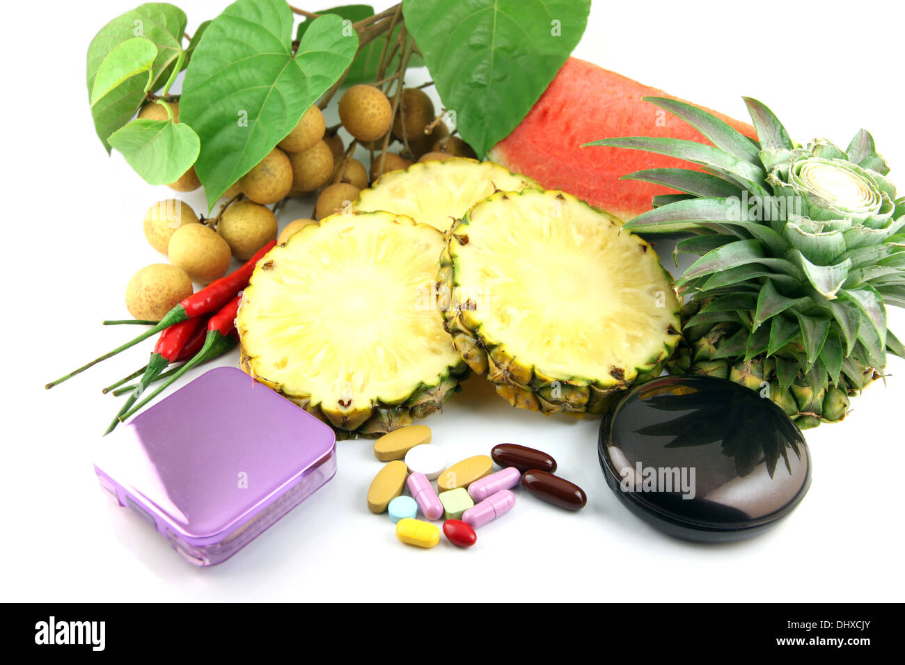 Frutas y medicamentos colocados cerca de los cosméticos sobre fondo blanco. Foto de stock