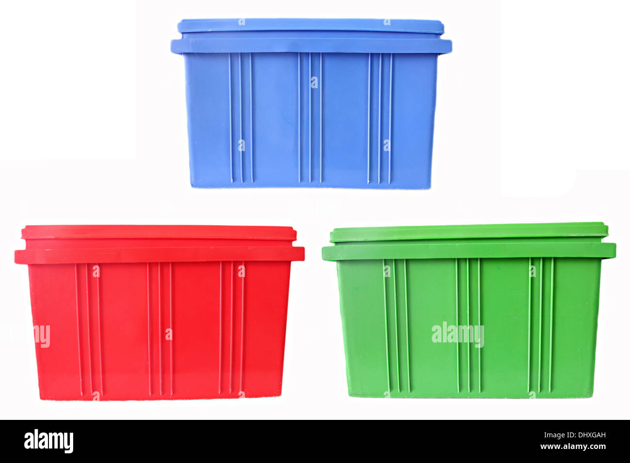 Azul,rojo y verde caja de plástico de embalaje de productos acabados sobre fondo blanco. Foto de stock