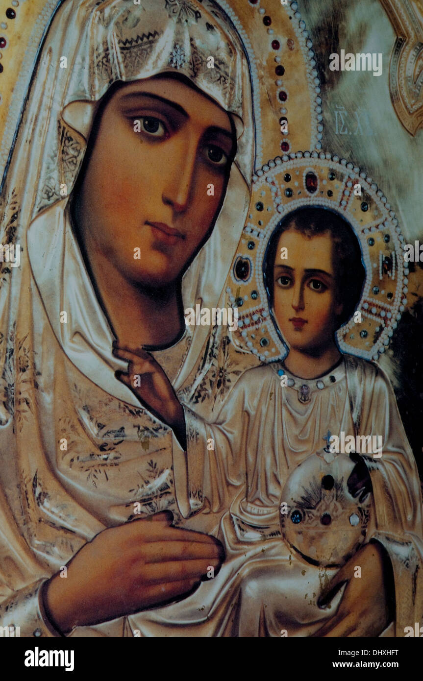 El icono de la Virgen Madre Virgen María con el niño Jesús en brazos de  Cristo en oro y plata en la Iglesia ortodoxa de Bulgaria Sevlievo  Fotografía de stock - Alamy