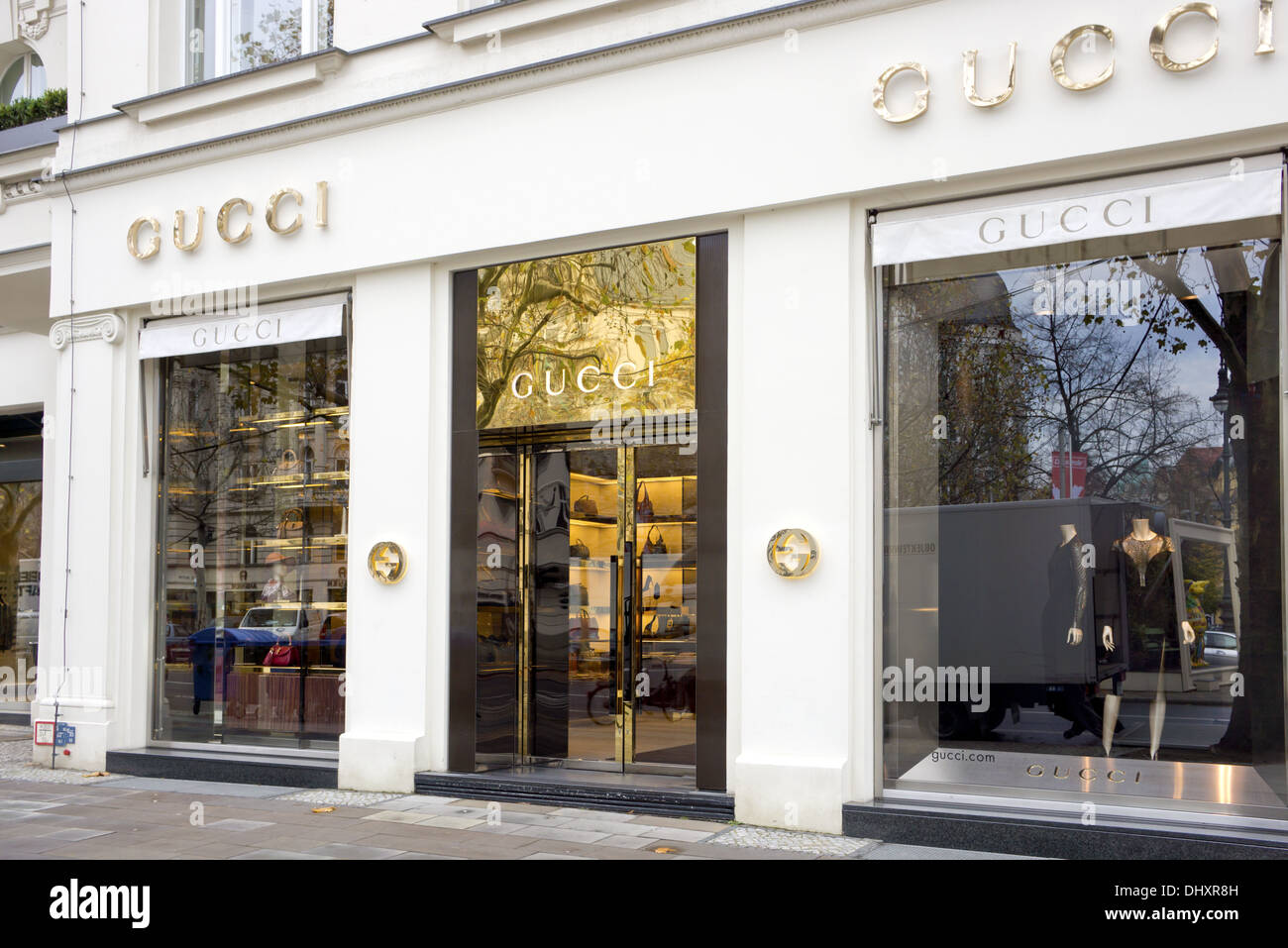 La firma de moda Gucci es la marca italiana más vendida en el mundo. Gucci  tienda elegante en el centro de Berlín Fotografía de stock - Alamy