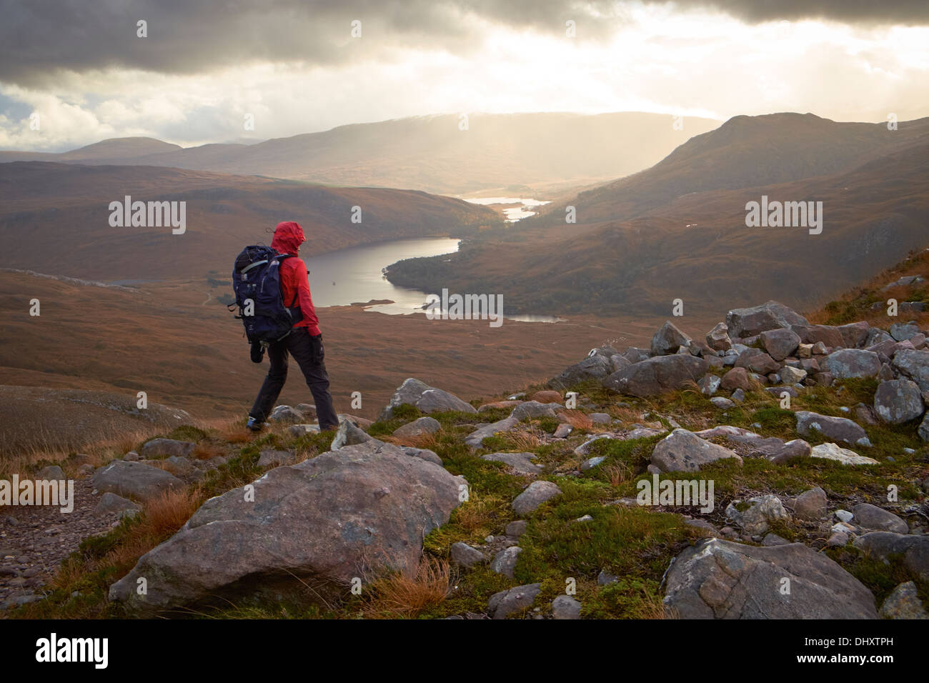Un excursionista regresa de Beinn Eighe con Loch Clair en la distancia, en las Tierras Altas de Escocia, Reino Unido. Foto de stock