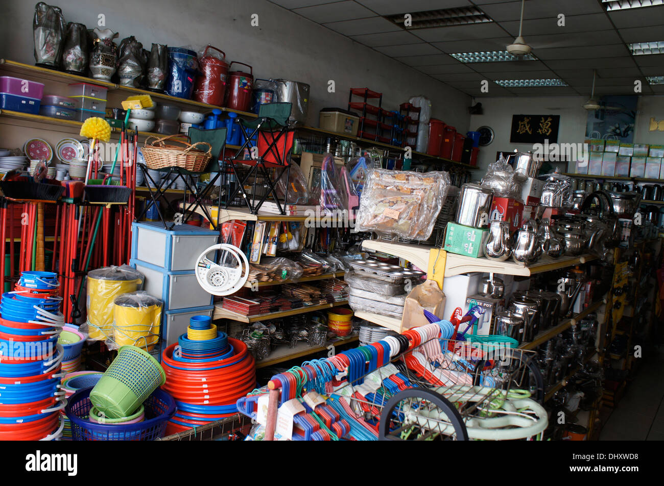 Tienda de artículos varios venta de utensilios de cocina, en Kuala Lumpur,  Malasia Fotografía de stock - Alamy