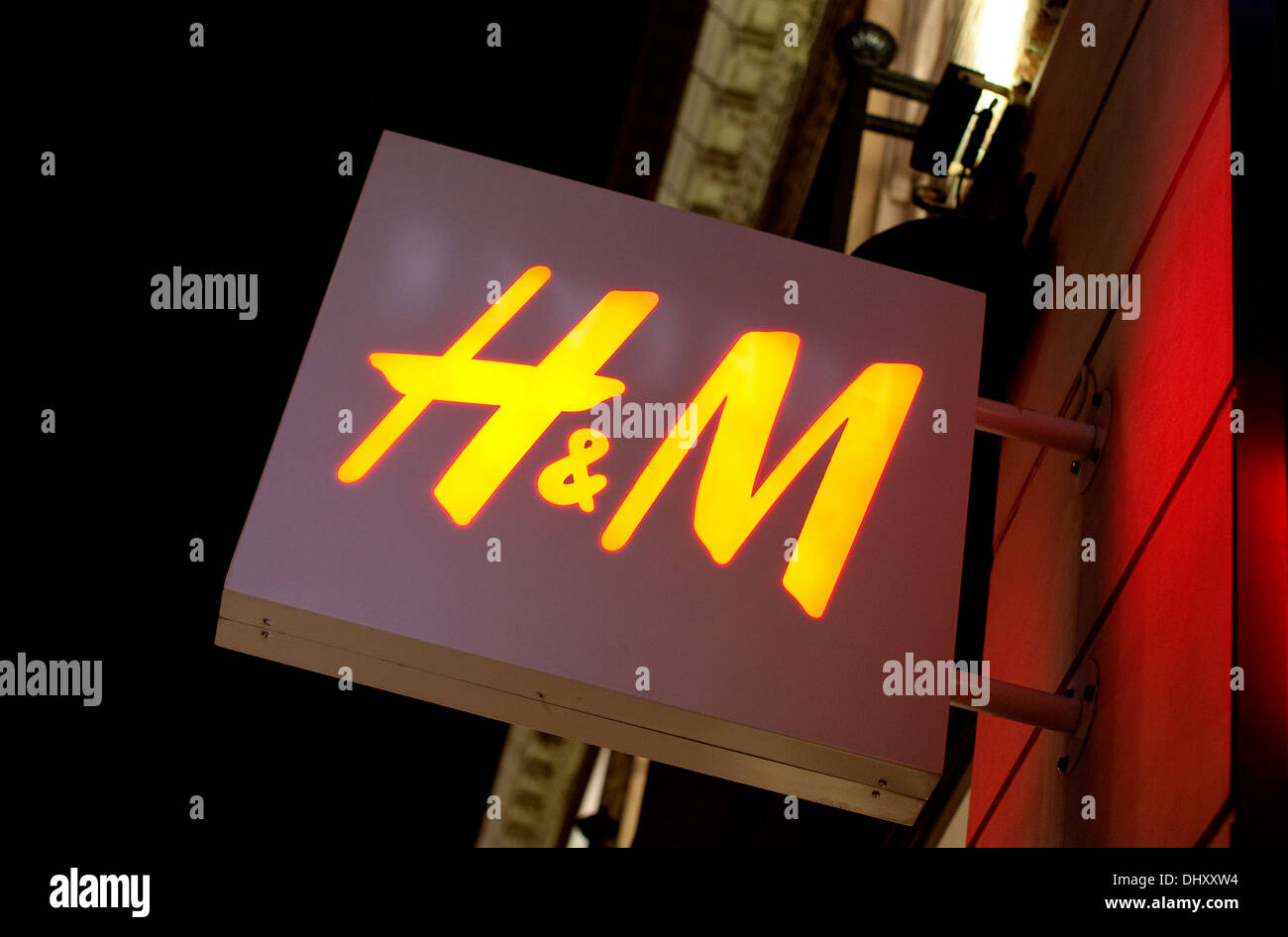 Firmar en H & M tienda de moda en Londres Foto de stock