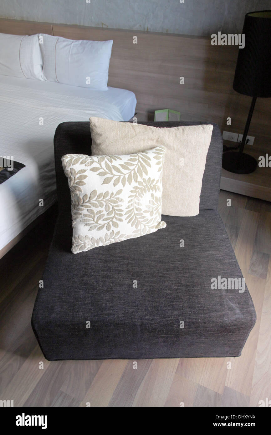 La imagen sofá y dos almohadas en la sala. Foto de stock