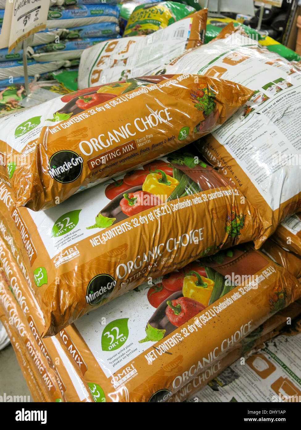 Miracle Gro marca macetas de suelo orgánico de visualización 32 Quart bolsas,  Home Depot, en la ciudad de Nueva York, EE.UU Fotografía de stock - Alamy