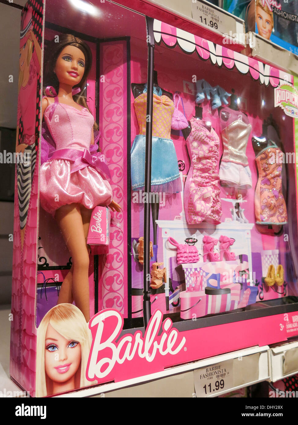 Barbie muñeca de compras al por menor de comercio fotografías e imágenes de  alta resolución - Alamy