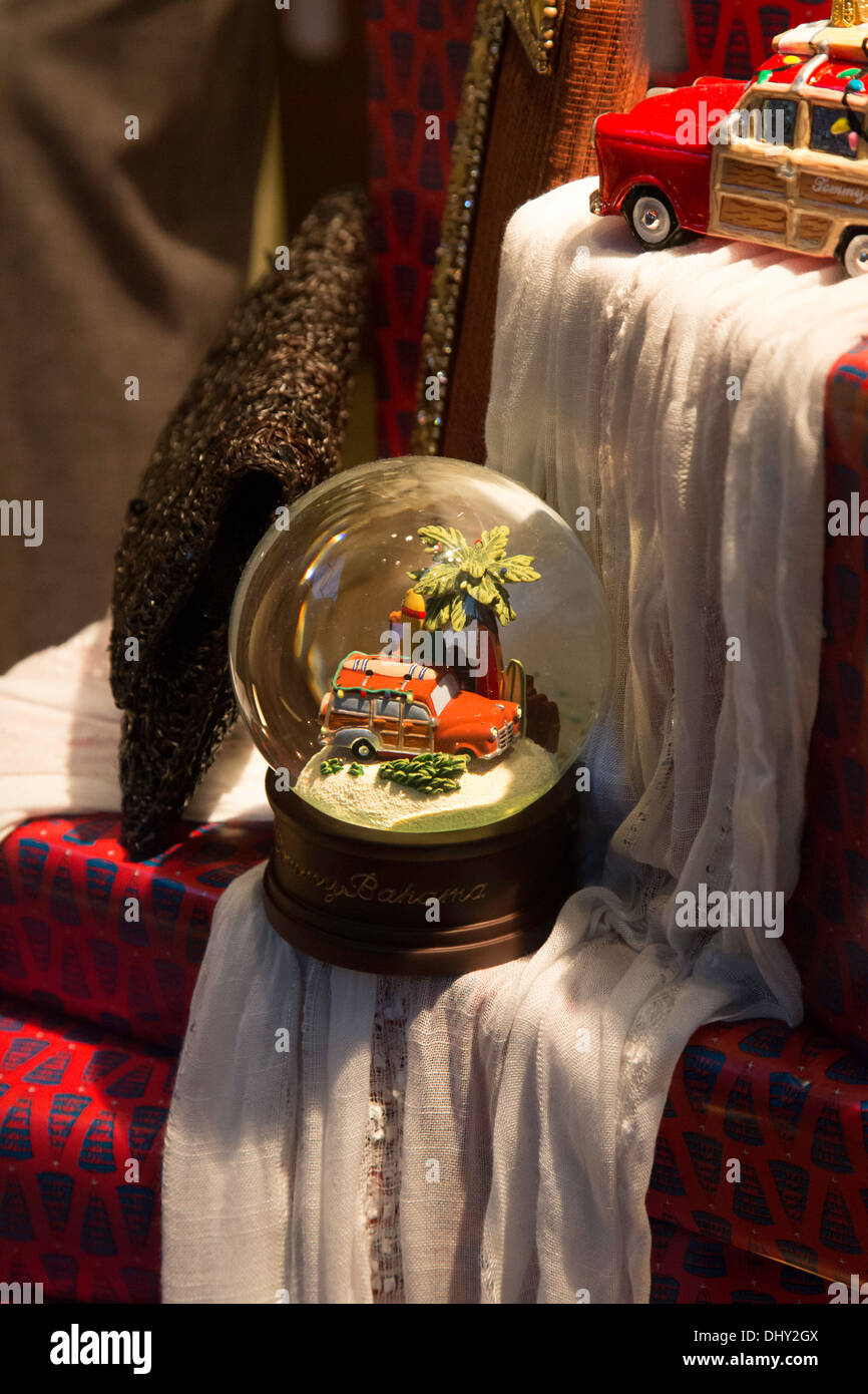 Globo de Nieve y Mostrar ventana de vacaciones,Tommy Bahama tienda de ropa,  5th Avenue, Nueva York Fotografía de stock - Alamy