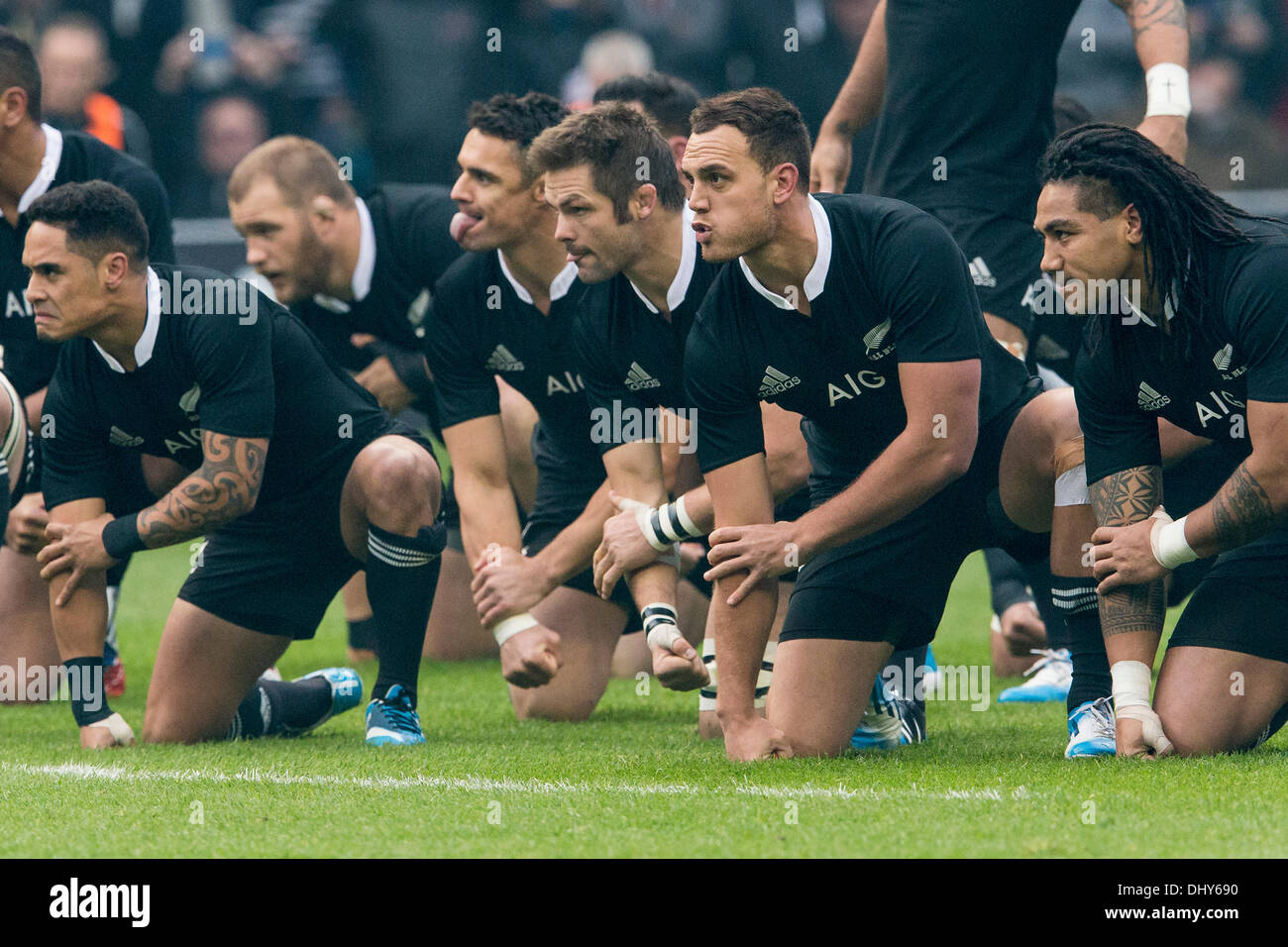 Londres, Reino Unido. 16 Nov, 2013. Nueva Zelanda realizar el Haka antes  del aparejo de la Unión Internacional de Rugby entre Inglaterra y Nueva  Zelanda en Twickenham. Crédito: Además de los deportes