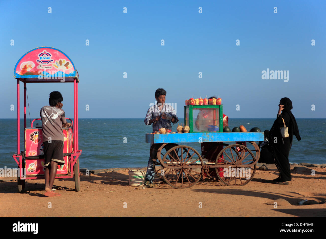 El comercio en la orilla del mar, la ciudad de Pondicherry, Pondicherry, India Foto de stock
