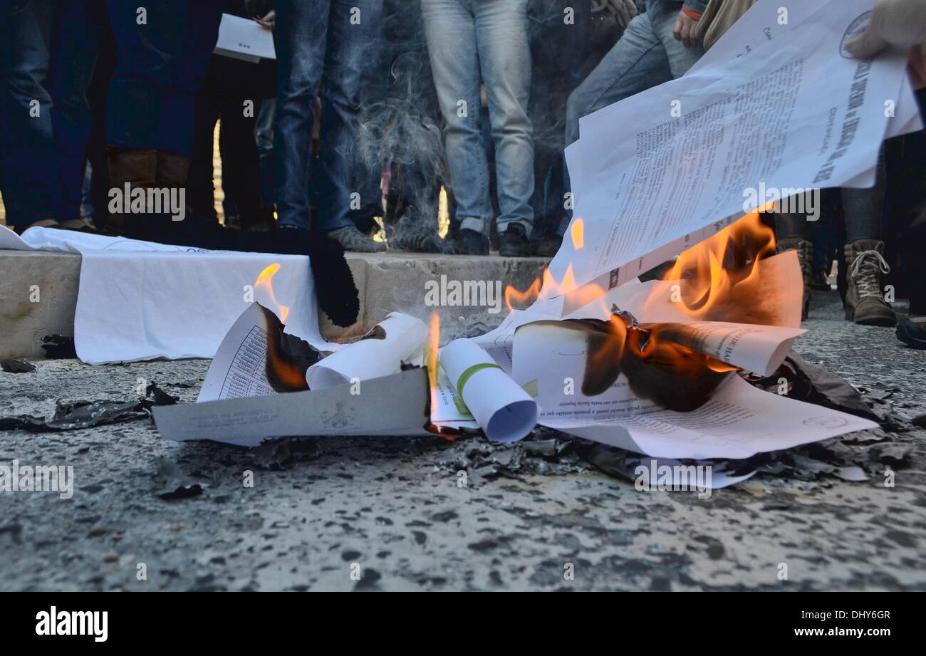 Los maestros queimamn certificado de competencia delante del Parlamento en Lisboa Foto de stock