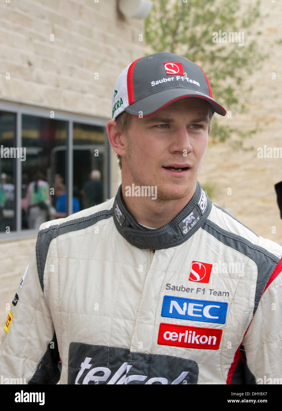 F1 conductor de autos de carrera Nico Hulkenberg del equipo Sauber recorre el paddock después de la calificación para el Gran Premio de Estados Unidos en el circuito de 3,2 millas de las Américas vía fuera de Austin, Texas. Foto de stock