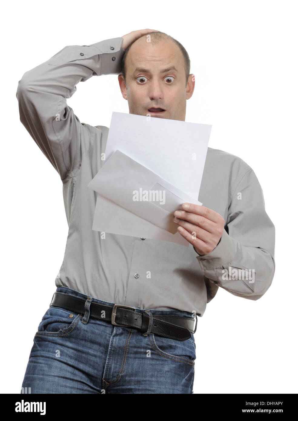 Conmocionado hombre leyendo una mala carta anuncio Foto de stock