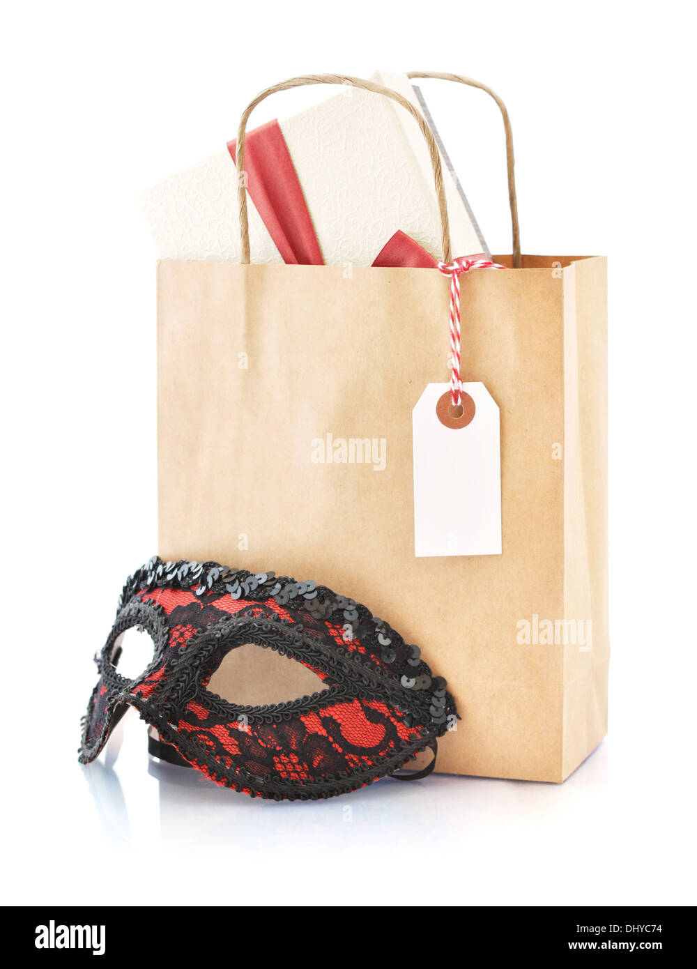 Bolsa de papel marrón con el regalo y la máscara de carnaval aislado sobre  un fondo blanco Fotografía de stock - Alamy