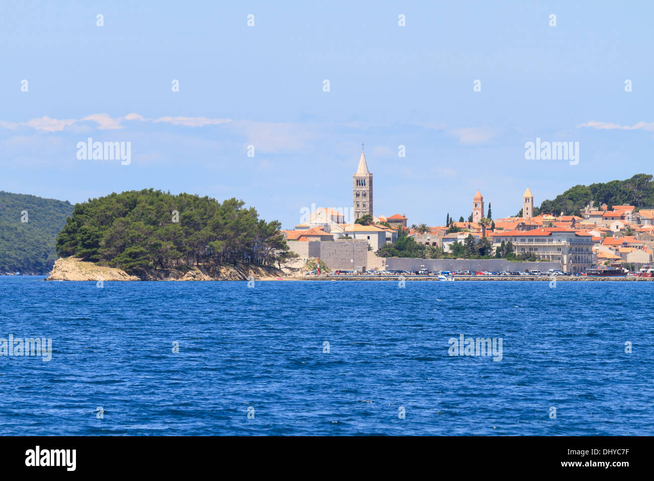 Isla de Rab croata, la vista sobre la ciudad y fortificaciones, Croacia Foto de stock