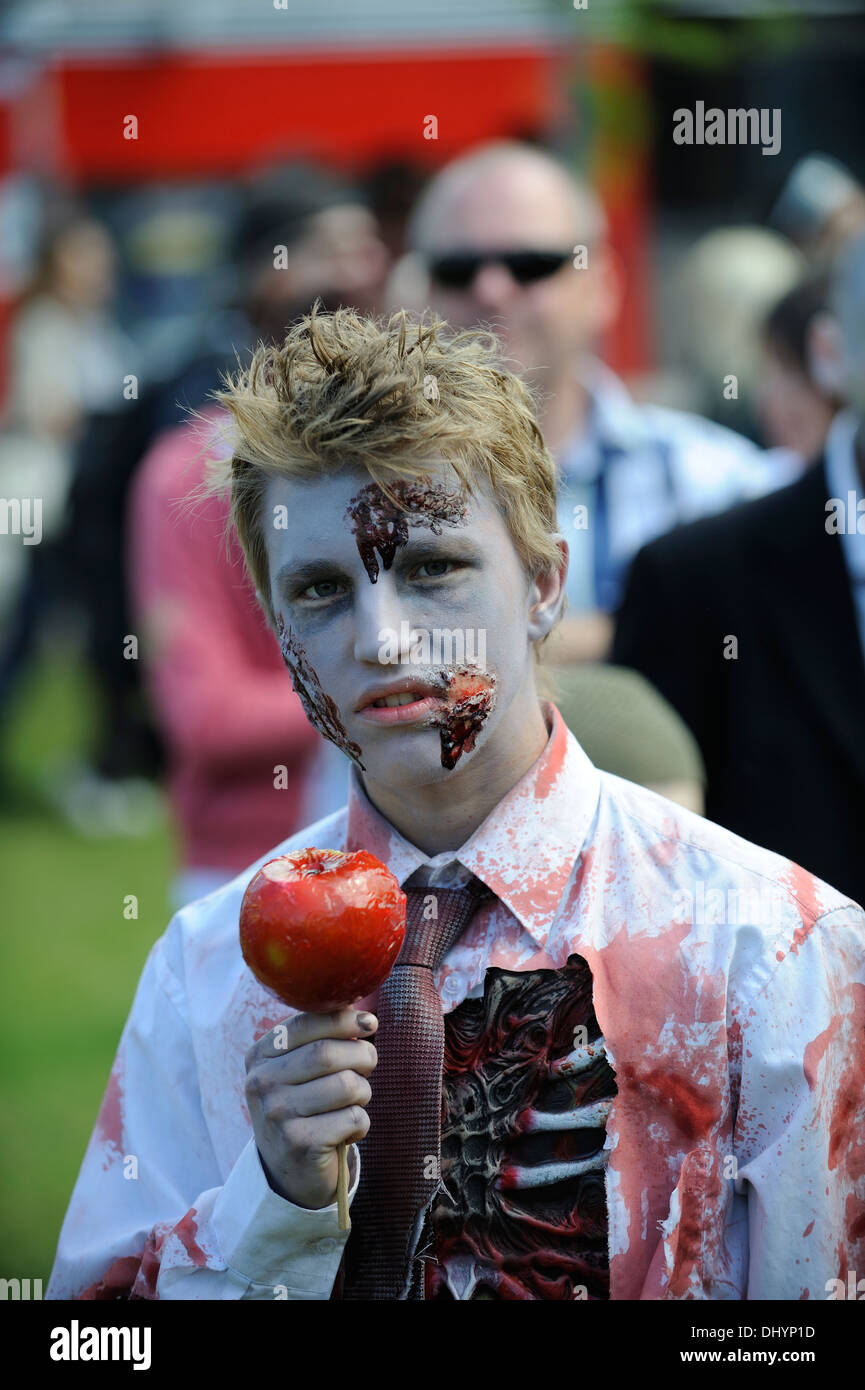 La juventud de zombis comiendo una manzana de caramelo en la sesión inaugural de la Zombie Walk, Perth, Australia Occidental Foto de stock
