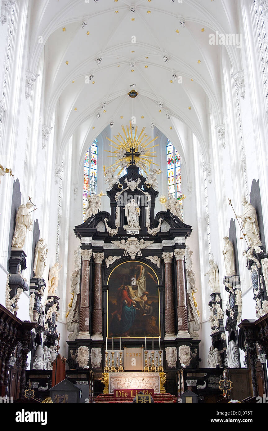 Mirando hacia el Altar Mayor (construida en 1670) de Amberes es la Iglesia de San Pablo Foto de stock