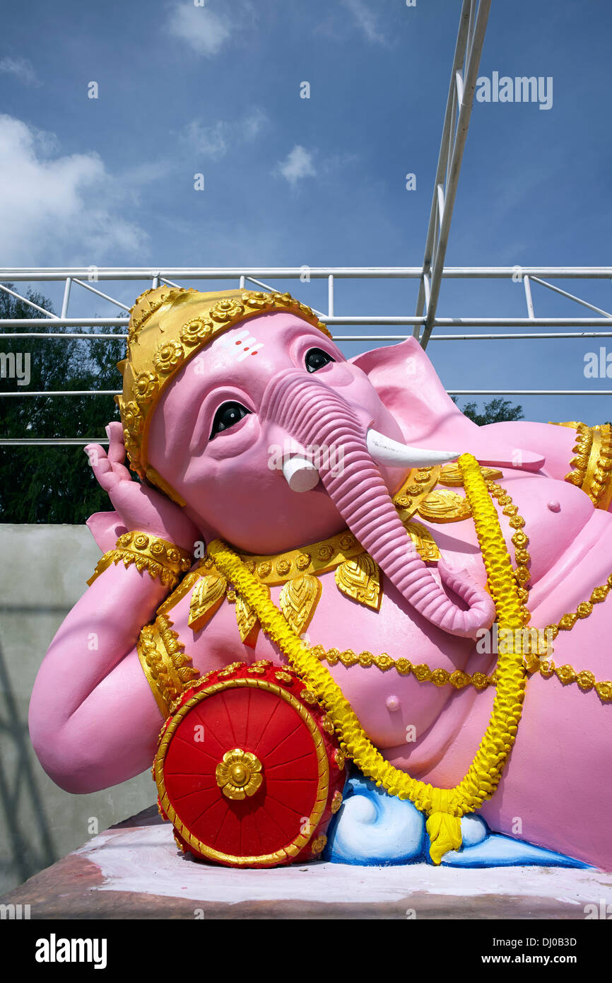Ganesha elefante cabeza dios; Reclining rosa Ganesha deidad estatua Tailandia S. E. Asia Foto de stock