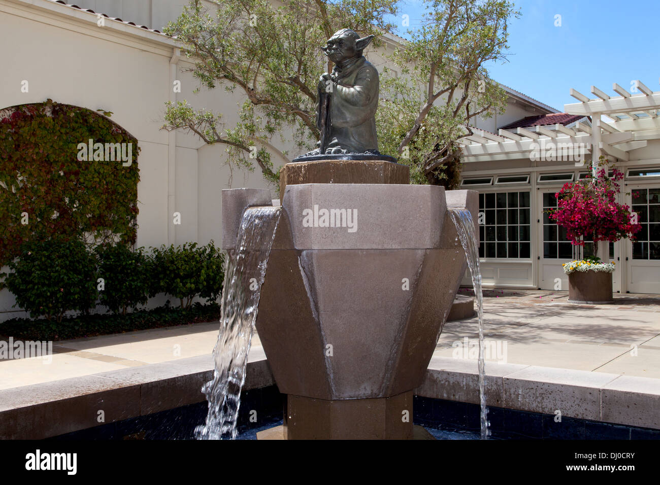 Yoda estatua fuente en Letterman Digital Arts Center, (LucasFilm, Ltd.), Presidio, San Francisco, California, Estados Unidos. Foto de stock