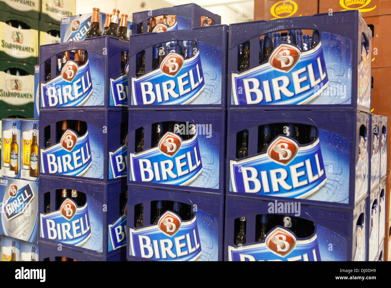 Ir de compras en los grandes almacenes, tiendas y supermercados, sin alcohol Cerveza Checa Birell crate sign store, República Checa Foto de stock