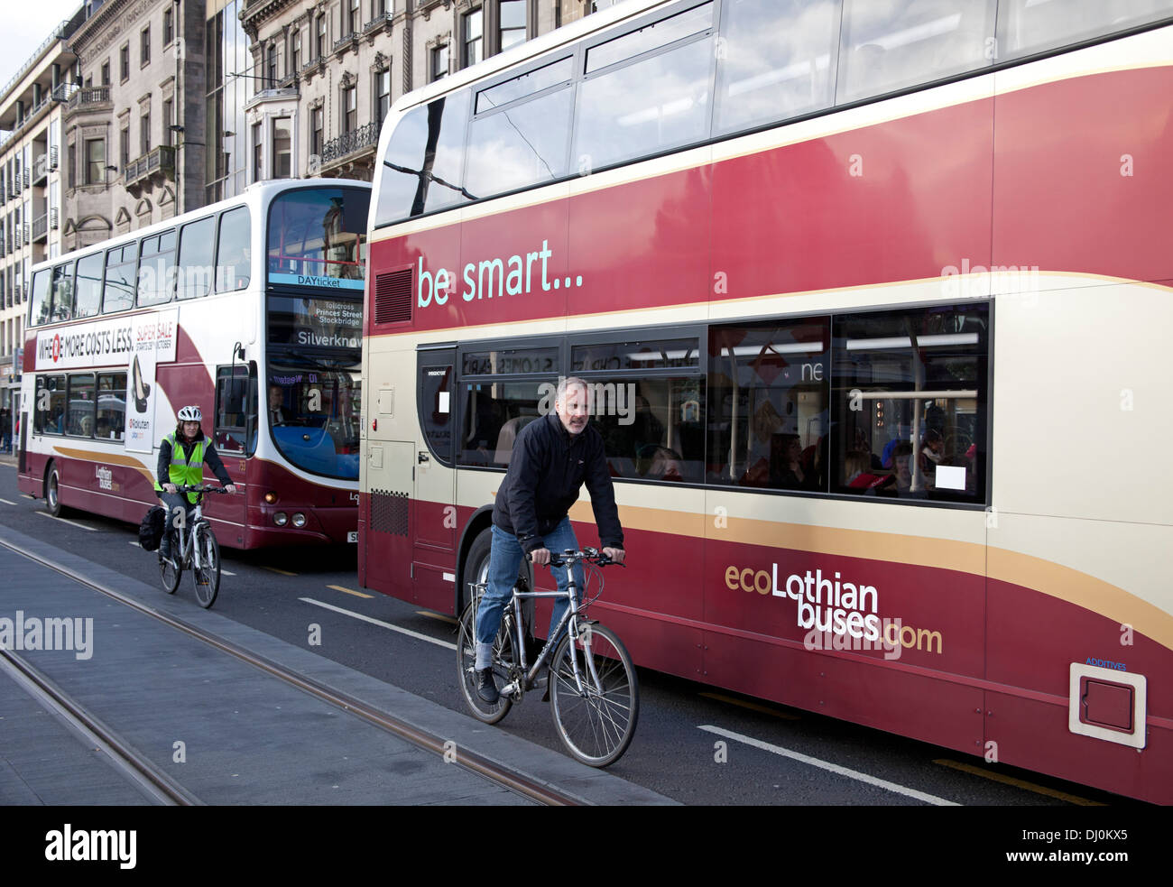 Los autobuses y ciclista Princes Street de Edimburgo Scotland Reino Unido Foto de stock
