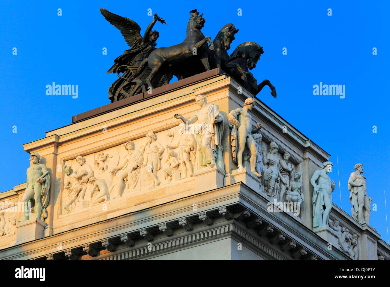 La escultura en el edificio del Parlamento austriaco en Ringstrasse, Viena, Austria Foto de stock