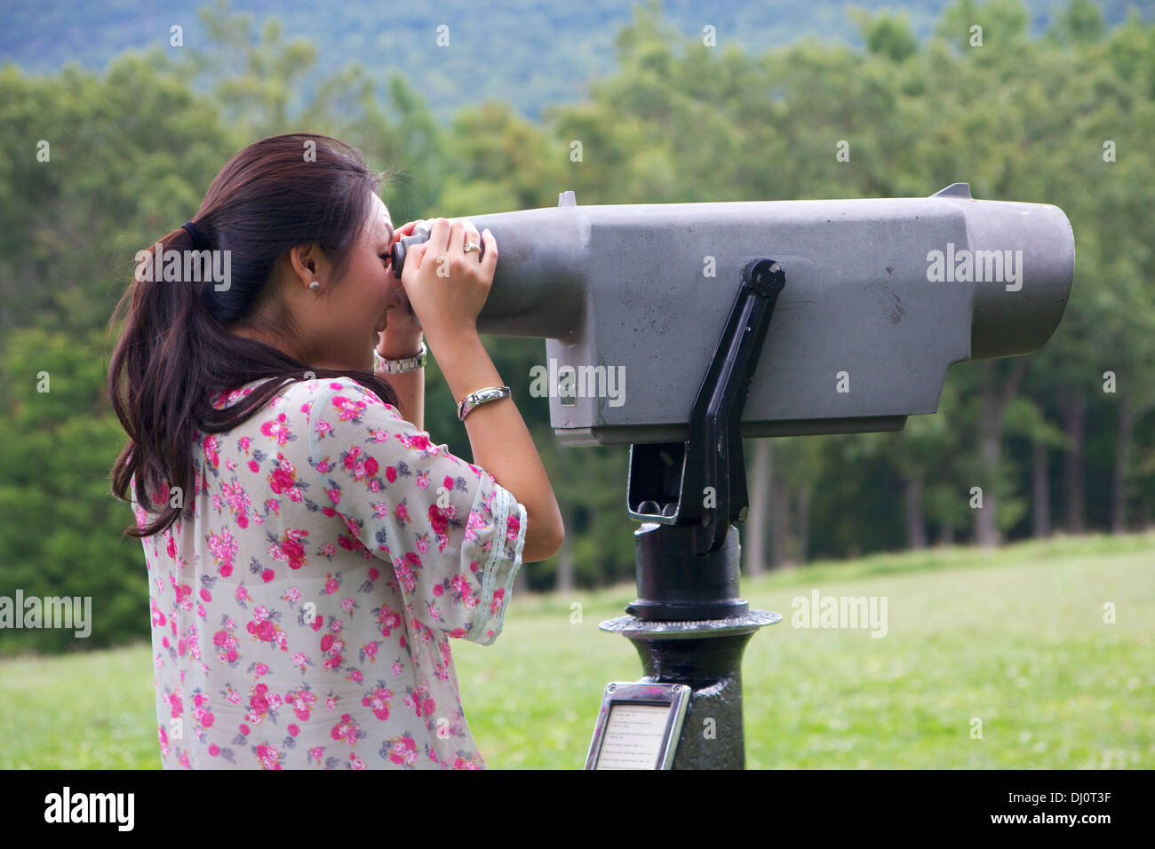 gritar Allí Oblea Joven China mira a través de unos prismáticos grandes en un parque  Fotografía de stock - Alamy