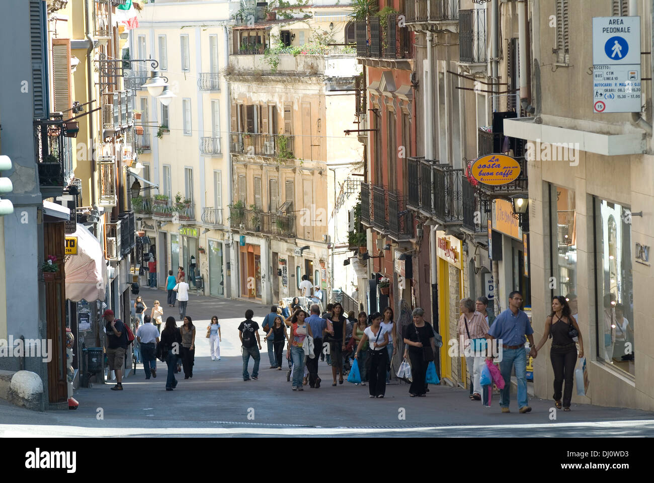 Una vista de la calle de la vieja zona turística de Cagliari, capital de Cerdeña Foto de stock