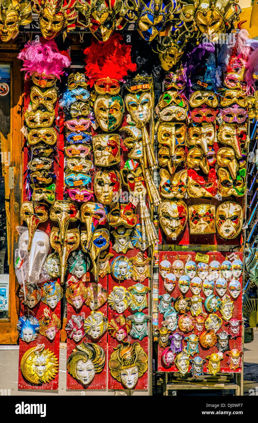 Máscaras de Carnaval son muy populares recuerdos para turistas y se muestran en muchas pequeñas tiendas y puestos callejeros. Foto de stock