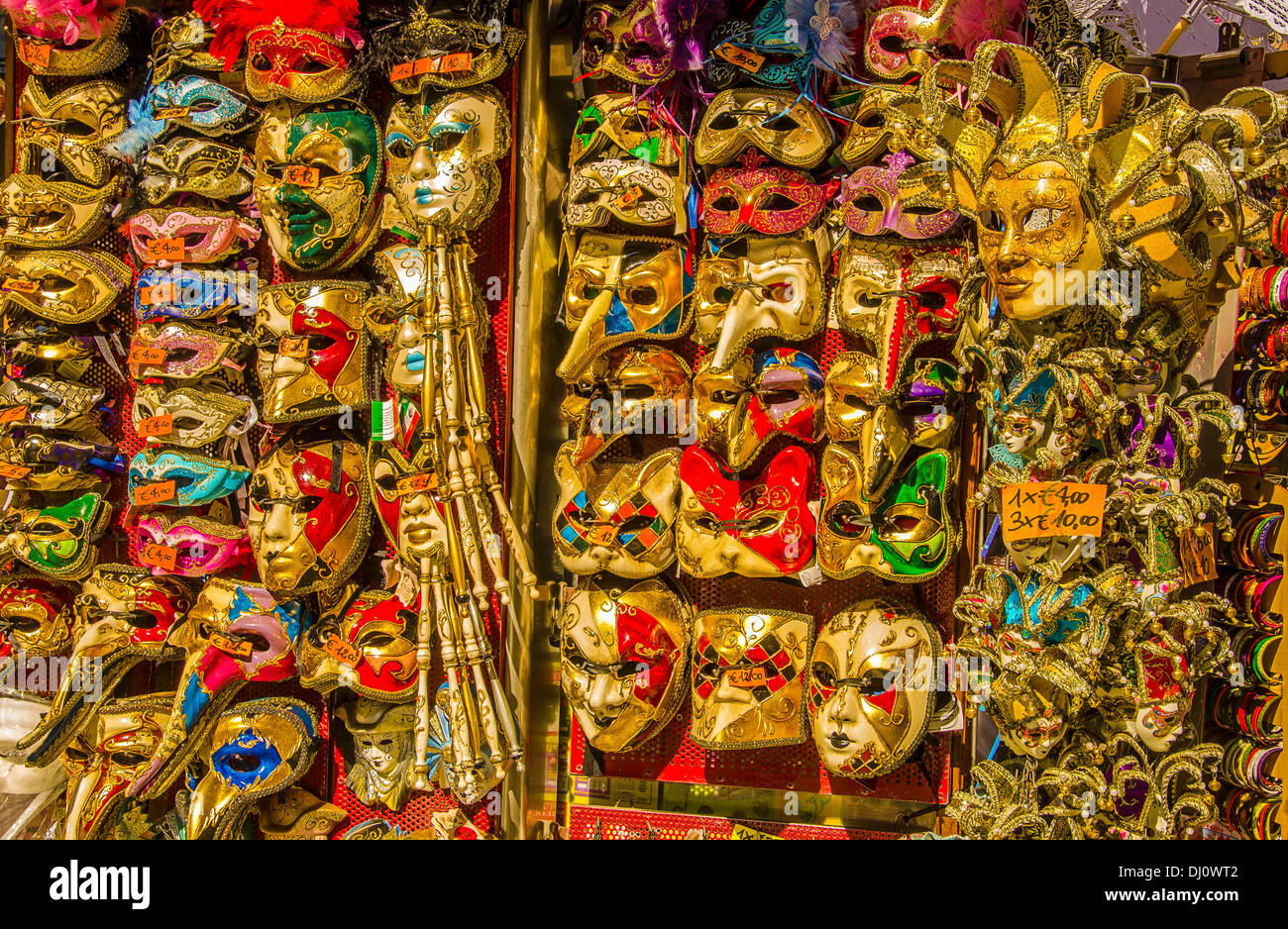 Máscaras de Carnaval son muy populares recuerdos para turistas y se muestran en muchas pequeñas tiendas y puestos callejeros. Foto de stock