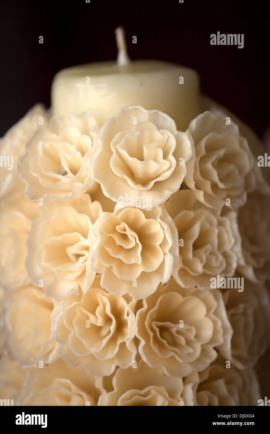 Una vela decorada con flores de cera en la Casa Viviana fabricantes de velas  en Teotitlan del Valle, Oaxaca, México, 30 de octubre de 2013 Fotografía de  stock - Alamy