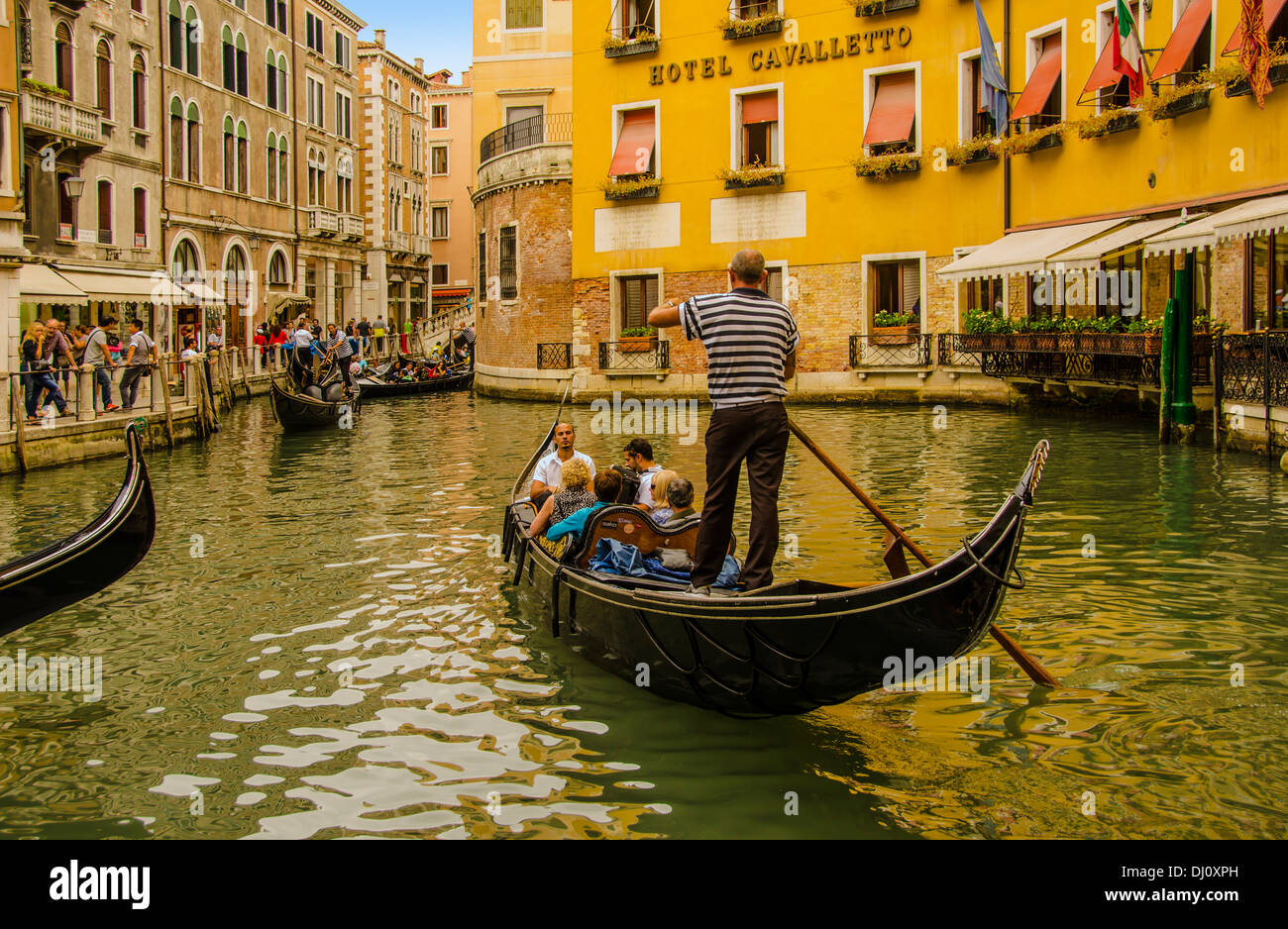 Gondolero que establece para un viaje escénico de canales de Venecia. Foto de stock