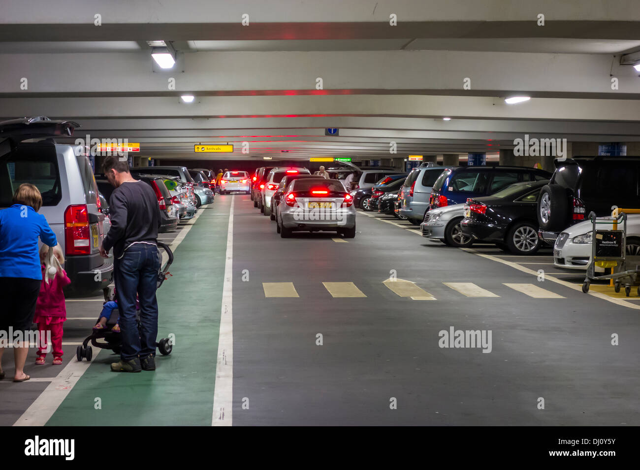 Salidas llegadas corta estancia aparcamiento Aeropuerto de Heathrow Foto de stock