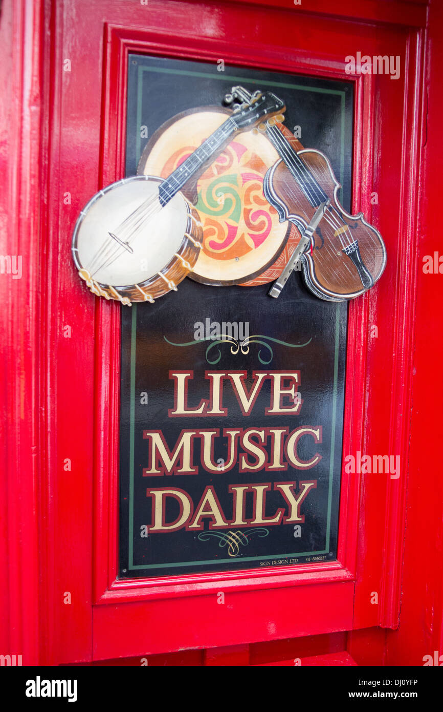 Música en vivo a diario signo fuera de un pub Irlandés en Dublín Foto de stock